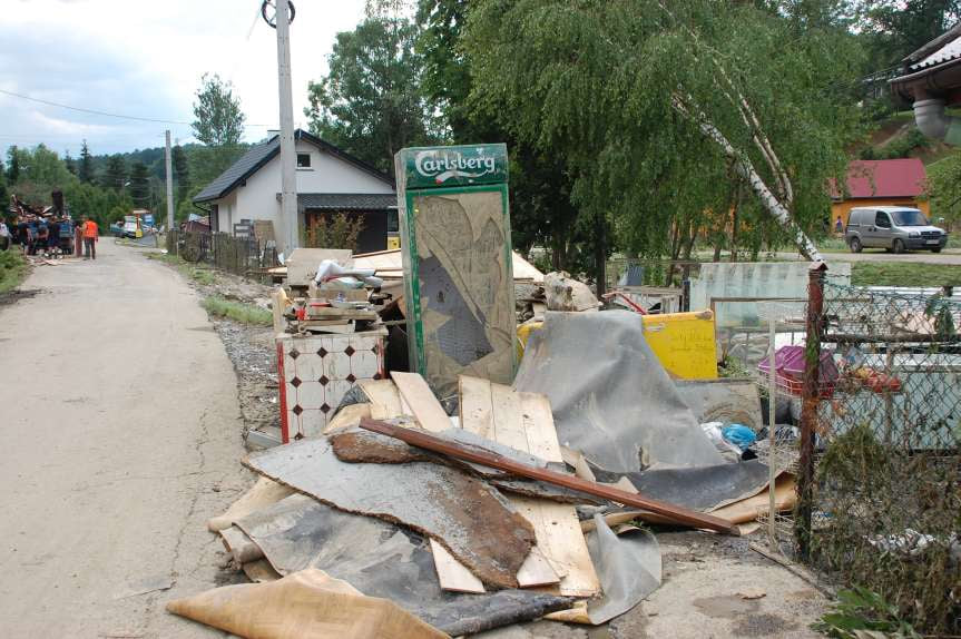 Sprzątanie po niszczycielskim żywiole w Trzcinicy