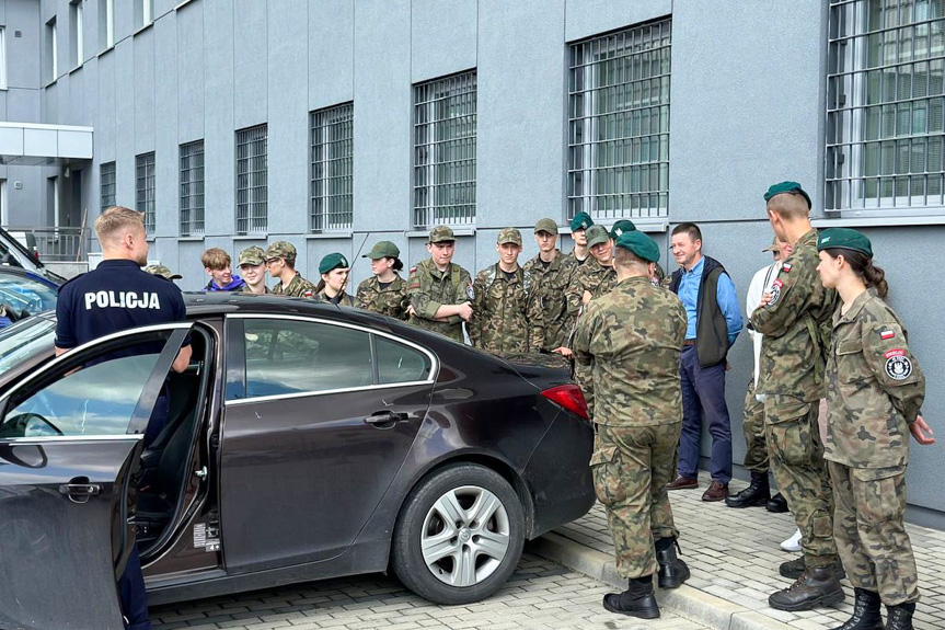 Uczniowie z Trzcinicy odwiedzili jasielską komendę