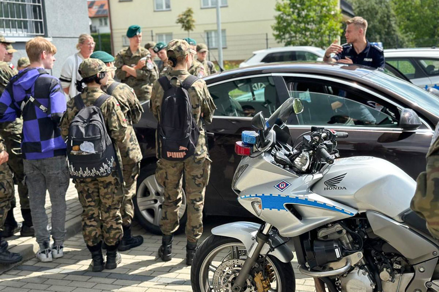 Uczniowie z Trzcinicy odwiedzili jasielską komendę