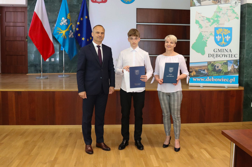 Wójt gminy Dębowiec nagrodził najlepszych uczniów