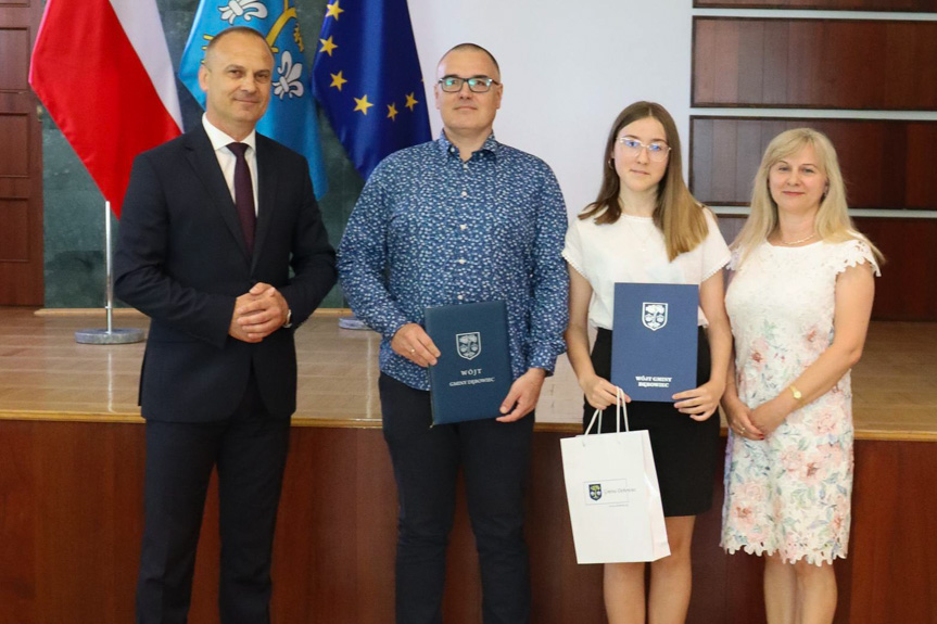 Wójt gminy Dębowiec nagrodził najlepszych uczniów