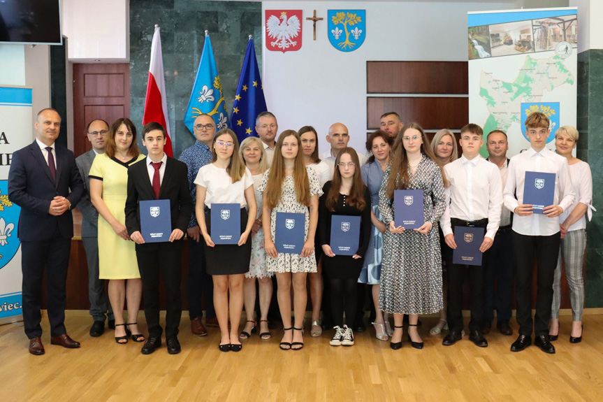 Wójt gminy Dębowiec nagrodził najlepszych uczniów