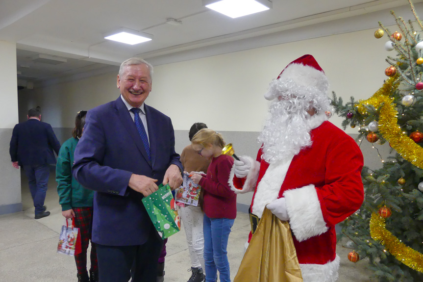 Wspólne ubieranie choinki w Jaśle