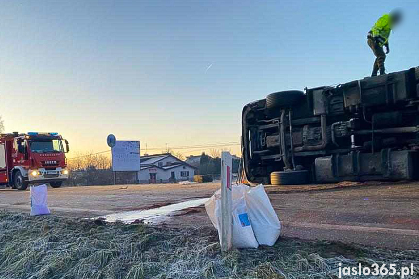 Wypadek samochodu ciężarowego w Krajowicach