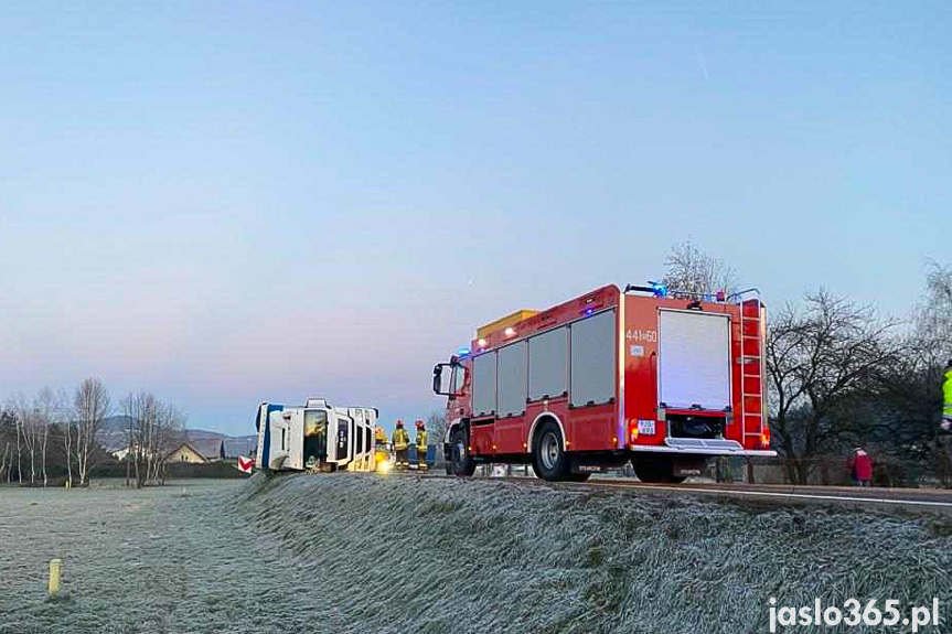 Wypadek samochodu ciężarowego w Krajowicach