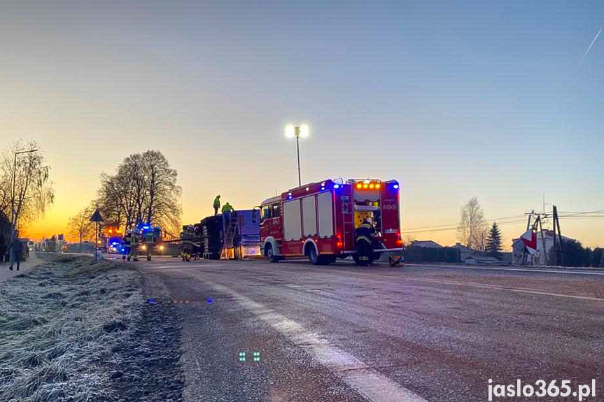 Wypadek samochodu ciężarowego w Krajowicach