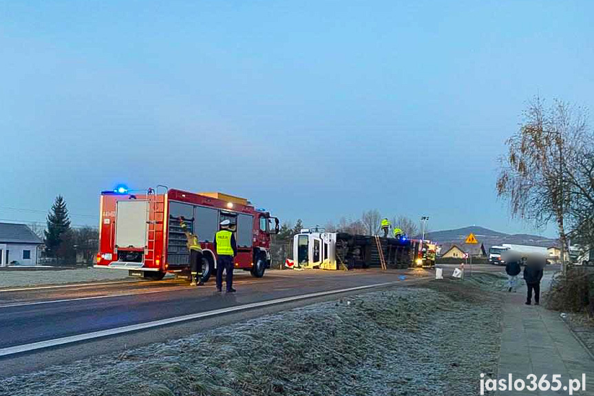 Wypadek samochodu ciężarowego w Krajowicach