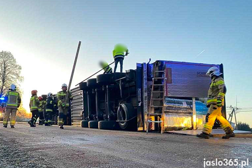 Wypadek samochodu ciężarowego w Krajowicach