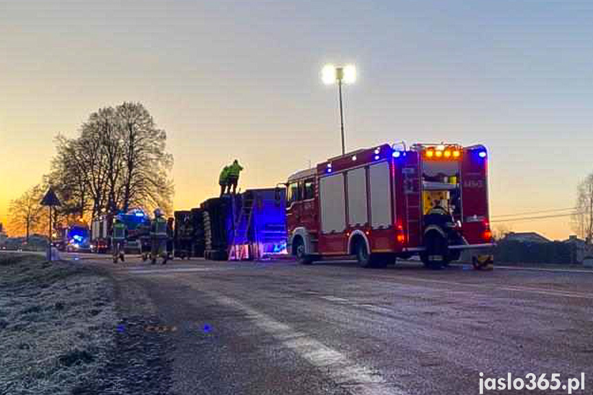 Wypadek samochodu ciężarowego w Krajowicach