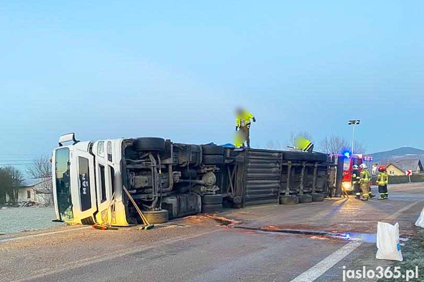 Wypadek samochodu ciężarowego w Krajowicach