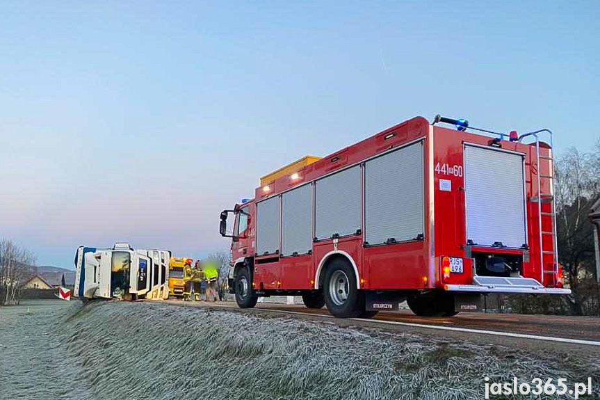 Wypadek samochodu ciężarowego w Krajowicach