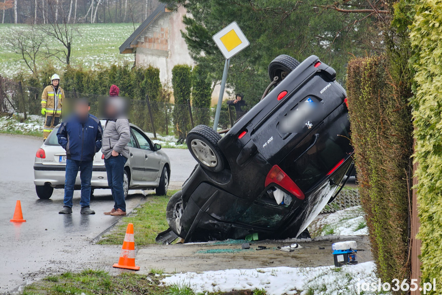 Wypadek w Dobrucowej. Jedna osoba poszkodowna