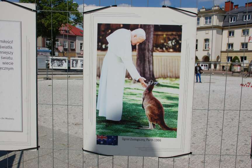 Wystawa w Jaśle z okazji setnej rocznicy urodzin Jana Pawwła II