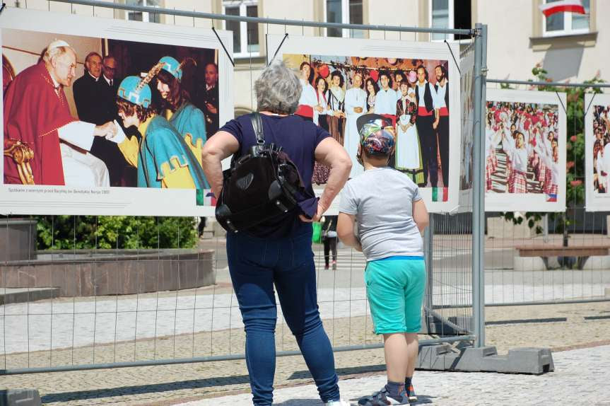 Wystawa w Jaśle z okazji setnej rocznicy urodzin Jana Pawwła II