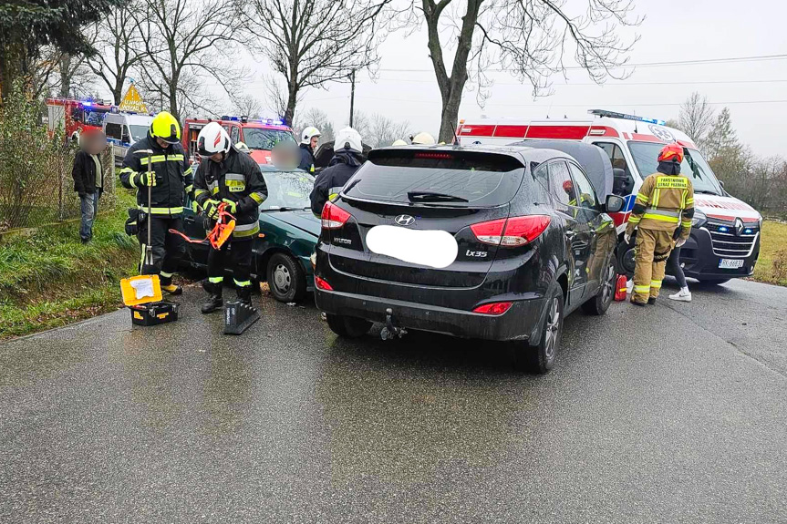 Zderzenie trzech samochodów w Roztokach