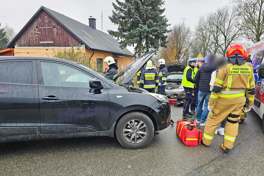 Zderzenie trzech samochodów w Roztokach