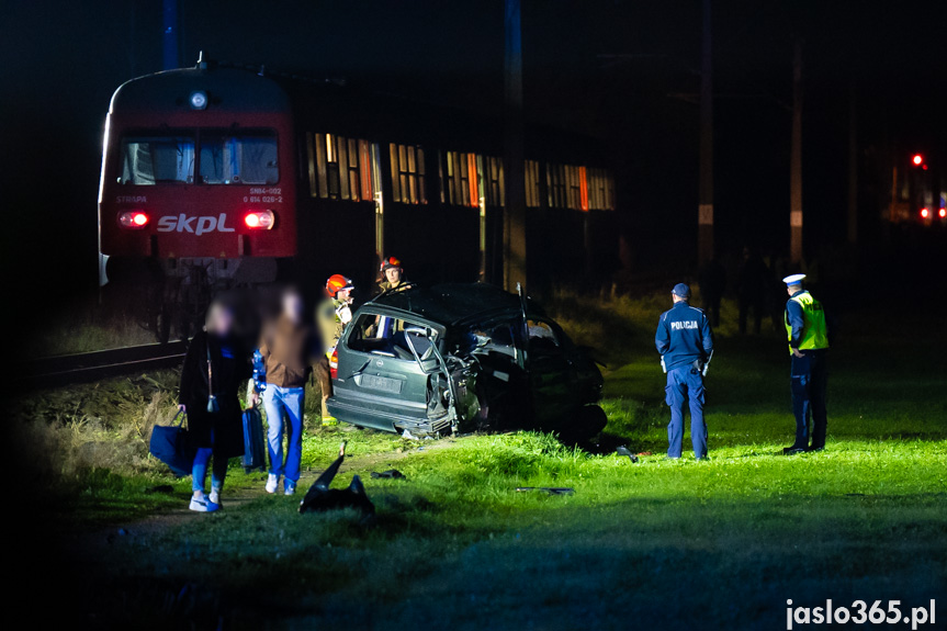 Zderzenie osobówki z pociągiem w Przysiekach