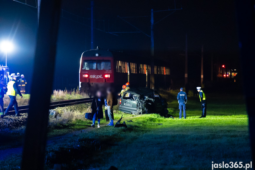 Zderzenie osobówki z pociągiem w Przysiekach